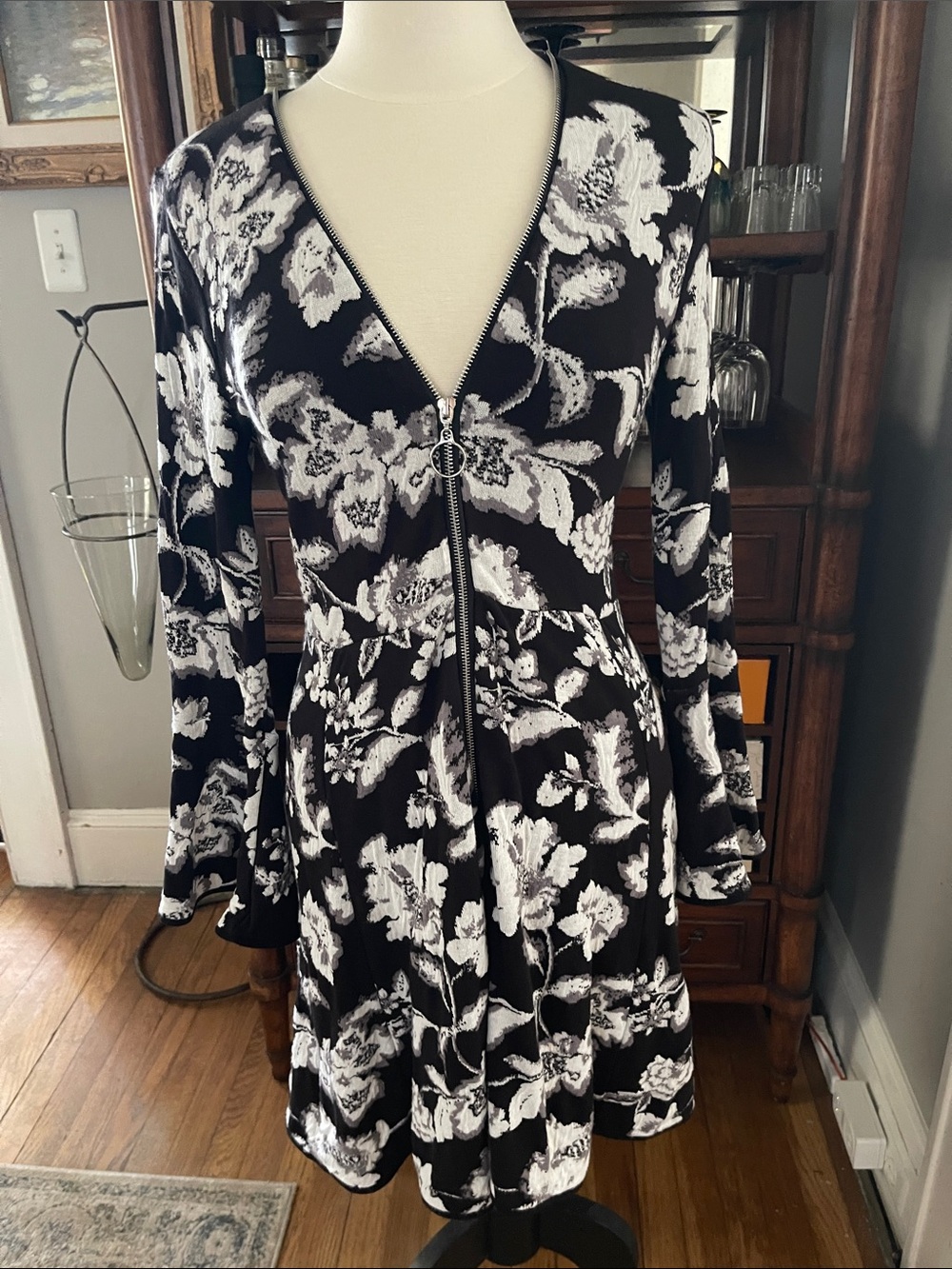 EUC INC International Concept Black and White Floral Zip-Front Long Sleeve Dress